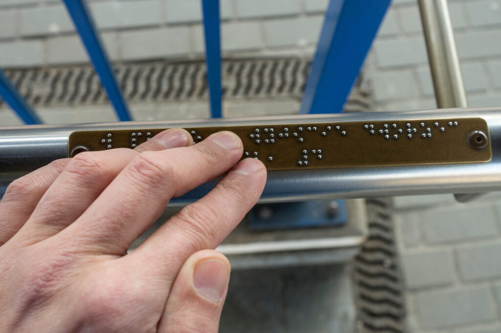 handlaufschild-aus-aluminium-mit-blindenschrift-und-kugeltechnik-witterungsbestaendig-barrierefreiheit