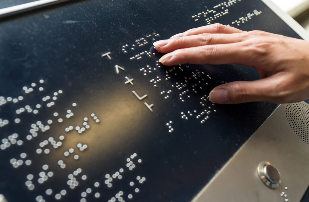 taktiler-lageplan-mit-blindenschrift-und-piktogramm-innenbereich-orientierungssystem-barrierefreiheit-leitsystem-braille-schild-fuer-innenbereich