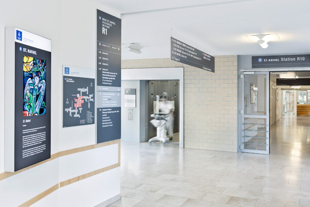 wegweiser-schilder-mit-piktogrammen-pfeilen-uebersicht-orientierung-krankenhaus-stationsschilder