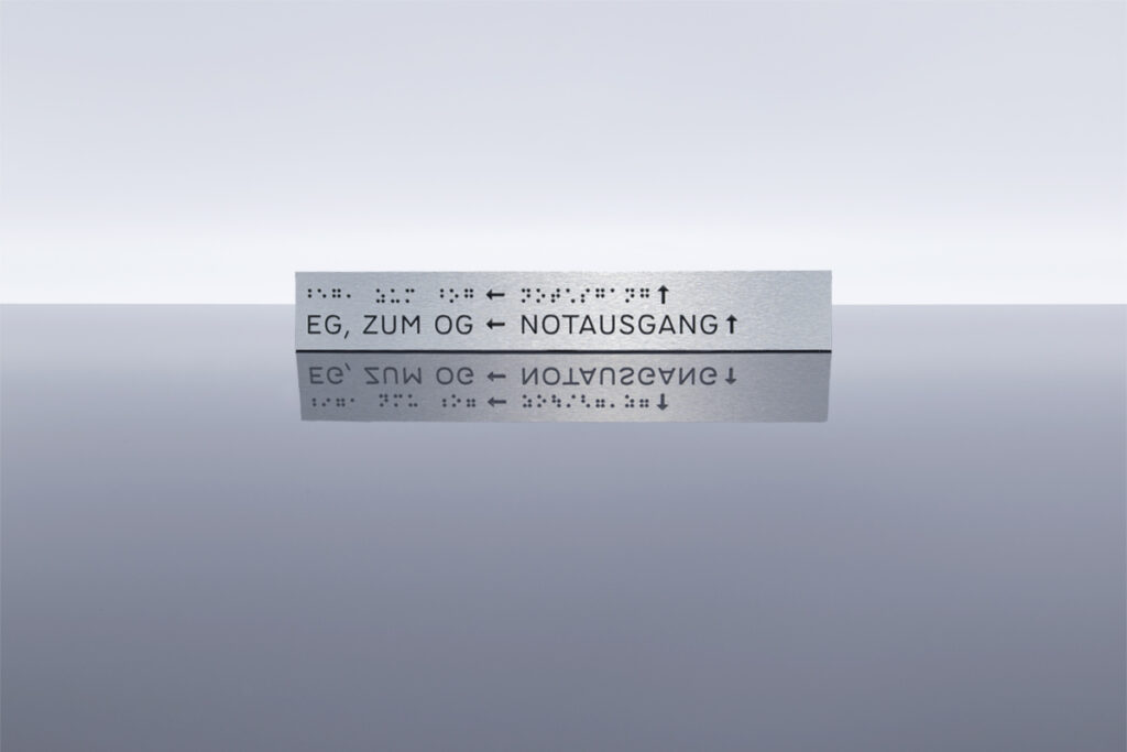 aludibond-in-edelstahl-optik-mit-brailleschriift-fuer-blinden-erhaben-gem-din-blindenschrift-mit-pfeilen-notausgang-silber-schwarz