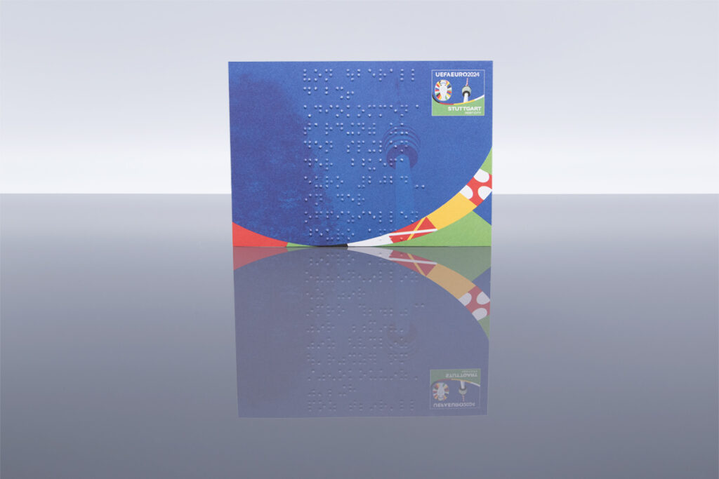 flyer-bedruckt-mit-blinden-schrift-beidseitig-rueckseite-farbig-taktile-schrift-fussball-flyer-