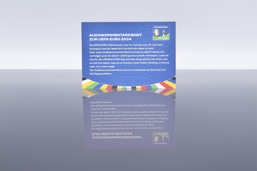 flyer-bedruckt-mit-blinden-schrift-beidseitig-vorderseite-farbig-taktile-schrift-fussball-flyer-