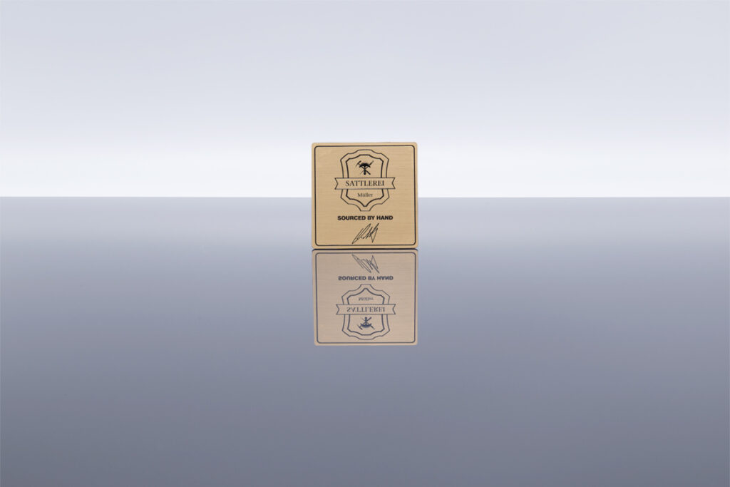 kunststoff-material-in-messing-optik-erhaben-bedruckt-profildruck-mit-piktogramm-taktil-erhaben-elegant-edel-schilder-mit-logo-unterschrift