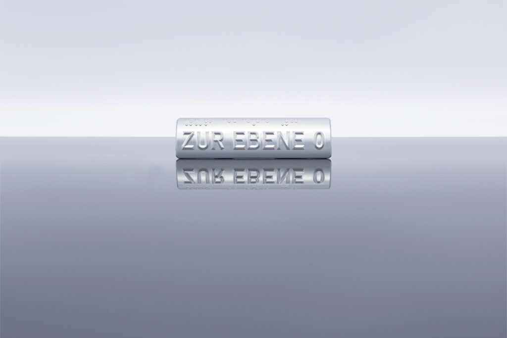 taktiler-handlauf-schilder-mit-blinden-schrift-braille-zur-ebene-null-alu-silber-erhaben-treppen-taktil