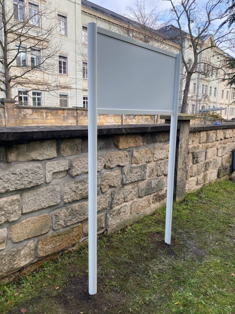 Montierter Außenaufsteller im Außenbereich des Hotels am Schwanenhaus in Dresden