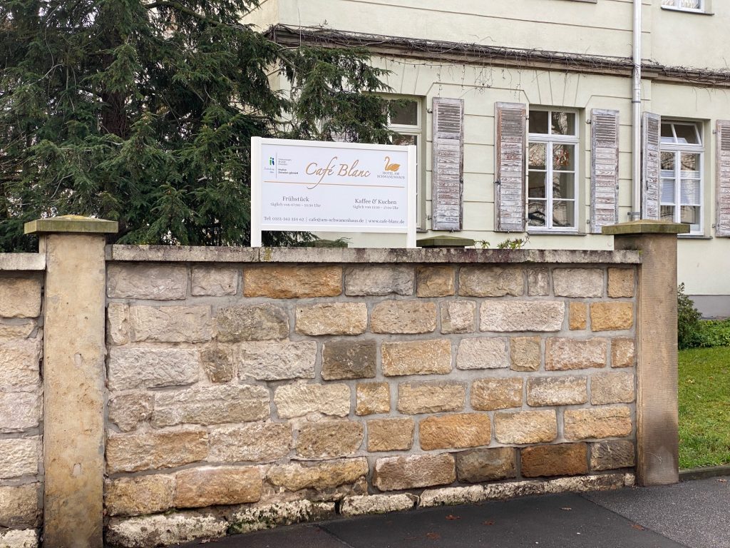 Witterungsbeständiger Außenaufsteller mit hochwertiger Beschriftung für Hotel in Dresden